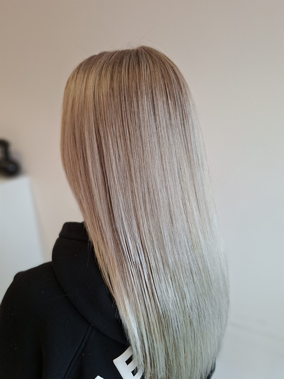 Lang, glad haar dat van donkerblond naar lichtblond verloopt