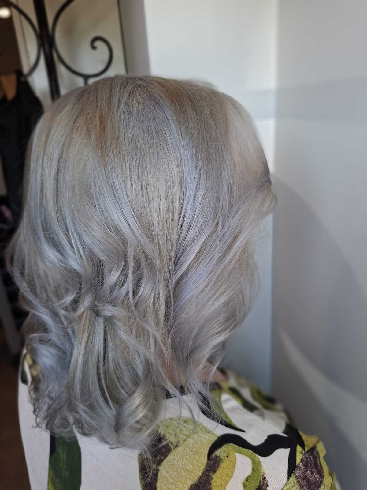 Halflang zilverblond haar met zachte golven